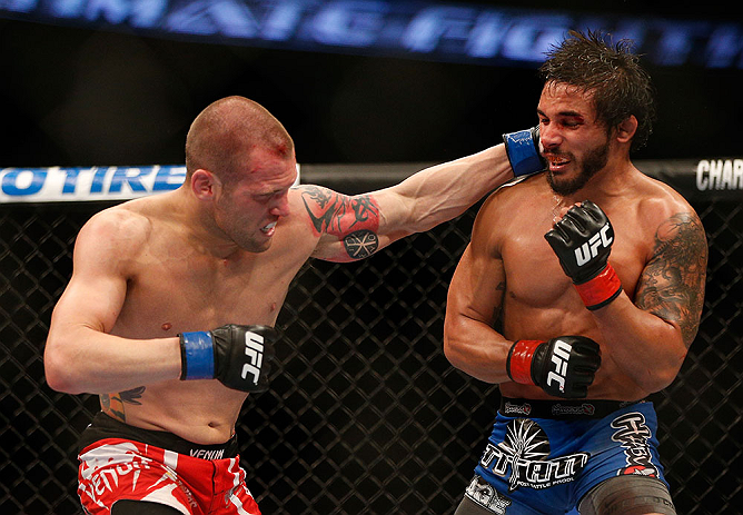 ANAHEIM, CA - 23 de fevereiro: Matt Grice (corner azul) x Dennis Bermudez (corner vermelho) na luta peso pena durante o UFC 157 no Honda Center (Foto Donald MiralleZuffa LLC/Zuffa LLC via Getty Images) *** Legenda Local *** Dennis Bermudez; Matt Grice
