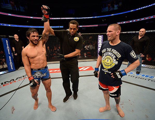 ANAHEIM, CA - 23 de fevereiro: Matt Grice (corner azul) x Dennis Bermudez (corner vermelho) na luta peso pena durante o UFC 157 no Honda Center (Foto Donald MiralleZuffa LLC/Zuffa LLC via Getty Images) *** Legenda Local *** Dennis Bermudez; Matt Grice