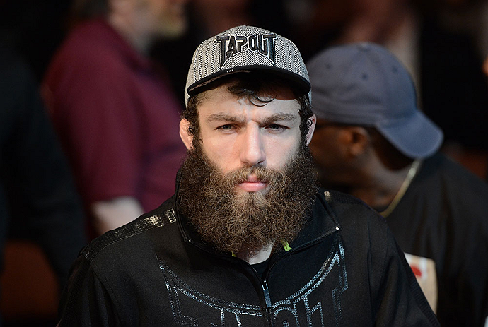 ANAHEIM, CA - 23 de fevereiro: Anton Kuivanen (corner azul) x Michael Chiesa (corner vermelho) na luta peso leve durante o UFC 157 no Honda Center (Foto de Donald Miralle/Zuffa LLC/Zuffa LLC via Getty Images) *** Legenda Local *** Michael Chiesa; Anton Kuivanen