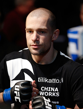 ANAHEIM, CA - 23 de fevereiro: Anton Kuivanen (corner azul) x Michael Chiesa (corner vermelho) na luta peso leve durante o UFC 157 no Honda Center (Foto de Donald Miralle/Zuffa LLC/Zuffa LLC via Getty Images) *** Legenda Local *** Michael Chiesa; Anton Kuivanen