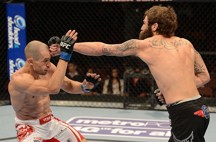 ANAHEIM, CA - 23 de fevereiro: Anton Kuivanen (corner azul) x Michael Chiesa (corner vermelho) na luta peso leve durante o UFC 157 no Honda Center (Foto de Donald Miralle/Zuffa LLC/Zuffa LLC via Getty Images) *** Legenda Local *** Michael Chiesa; Anton Kuivanen