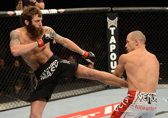 ANAHEIM, CA - 23 de fevereiro: Anton Kuivanen (corner azul) x Michael Chiesa (corner vermelho) na luta peso leve durante o UFC 157 no Honda Center (Foto de Donald Miralle/Zuffa LLC/Zuffa LLC via Getty Images) *** Legenda Local *** Michael Chiesa; Anton Kuivanen