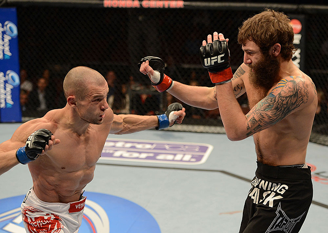 ANAHEIM, CA - 23 de fevereiro: Anton Kuivanen (corner azul) x Michael Chiesa (corner vermelho) na luta peso leve durante o UFC 157 no Honda Center (Foto de Donald Miralle/Zuffa LLC/Zuffa LLC via Getty Images) *** Legenda Local *** Michael Chiesa; Anton Kuivanen