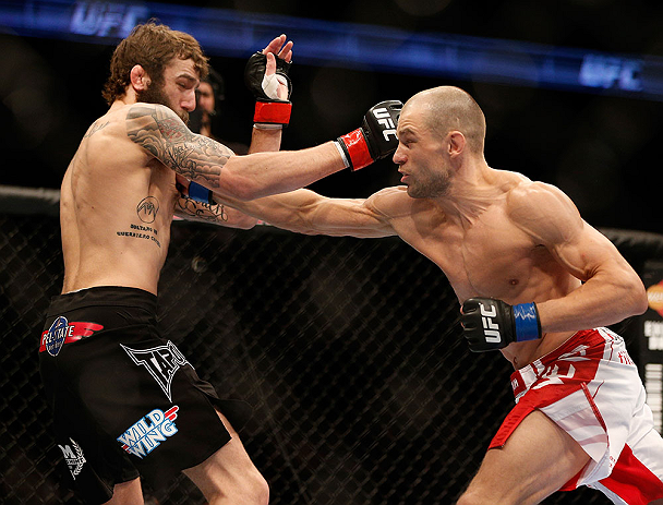 ANAHEIM, CA - 23 de fevereiro: Anton Kuivanen (corner azul) x Michael Chiesa (corner vermelho) na luta peso leve durante o UFC 157 no Honda Center (Foto de Donald Miralle/Zuffa LLC/Zuffa LLC via Getty Images) *** Legenda Local *** Michael Chiesa; Anton Kuivanen