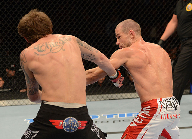 ANAHEIM, CA - 23 de fevereiro: Anton Kuivanen (corner azul) x Michael Chiesa (corner vermelho) na luta peso leve durante o UFC 157 no Honda Center (Foto de Donald Miralle/Zuffa LLC/Zuffa LLC via Getty Images) *** Legenda Local *** Michael Chiesa; Anton Kuivanen