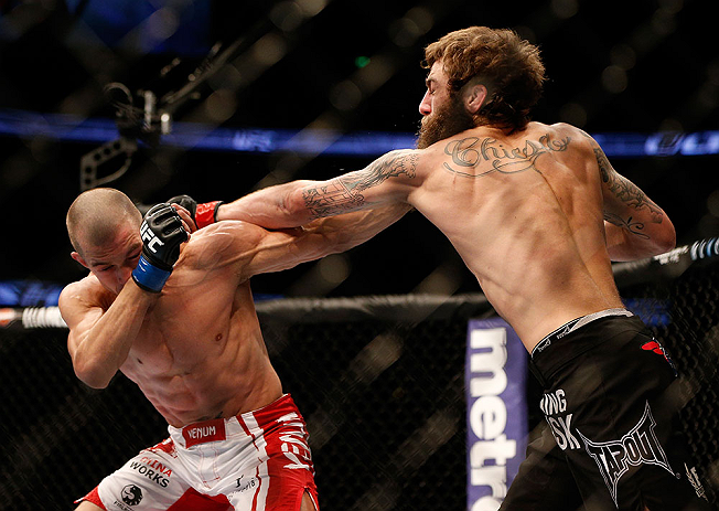 ANAHEIM, CA - 23 de fevereiro: Anton Kuivanen (corner azul) x Michael Chiesa (corner vermelho) na luta peso leve durante o UFC 157 no Honda Center (Foto de Josh Hedges/Zuffa LLC/Zuffa LLC via Getty Images) *** Legenda Local *** Michael Chiesa; Anton Kuivanen