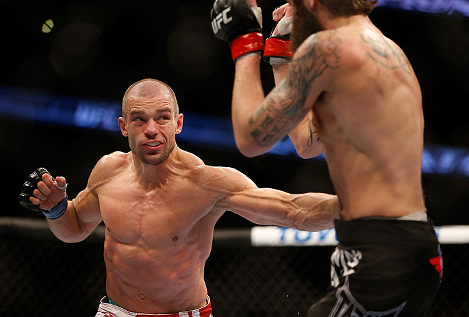 ANAHEIM, CA - 23 de fevereiro: Anton Kuivanen (corner azul) x Michael Chiesa (corner vermelho) na luta peso leve durante o UFC 157 no Honda Center (Foto de Josh HedgesZuffa LLC/Zuffa LLC via Getty Images) *** Legenda Local *** Michael Chiesa; Anton Kuivanen