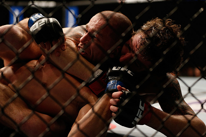 ANAHEIM, CA - 23 de fevereiro: Anton Kuivanen (corner azul) x Michael Chiesa (corner vermelho) na luta peso leve durante o UFC 157 no Honda Center (Foto de Josh Hedges/Zuffa LLC/Zuffa LLC via Getty Images) *** Legenda Local *** Michael Chiesa; Anton Kuivanen