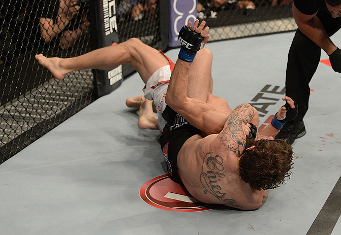 ANAHEIM, CA - 23 de fevereiro: Anton Kuivanen (corner azul) x Michael Chiesa (corner vermelho) na luta peso leve durante o UFC 157 no Honda Center (Foto de Donald Miralle/Zuffa LLC/Zuffa LLC via Getty Images) *** Legenda Local *** Michael Chiesa; Anton Kuivanen