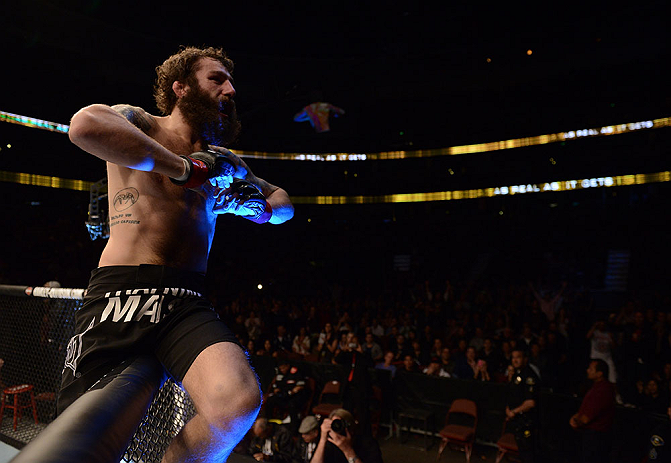 ANAHEIM, CA - 23 de fevereiro: Anton Kuivanen (corner azul) x Michael Chiesa (corner vermelho) na luta peso leve durante o UFC 157 no Honda Center (Foto de Donald Miralle/Zuffa LLC/Zuffa LLC via Getty Images) *** Legenda Local *** Michael Chiesa; Anton Kuivanen