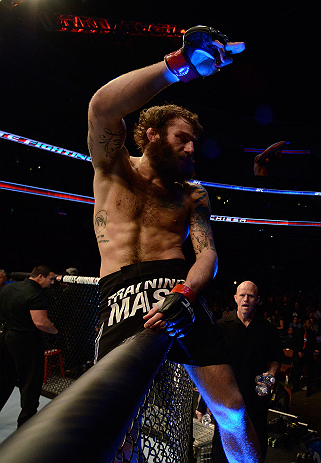 ANAHEIM, CA - 23 de fevereiro: Anton Kuivanen (corner azul) x Michael Chiesa (corner vermelho) na luta peso leve durante o UFC 157 no Honda Center (Foto de Donald Miralle/Zuffa LLC/Zuffa LLC via Getty Images) *** Legenda Local *** Michael Chiesa; Anton Kuivanen