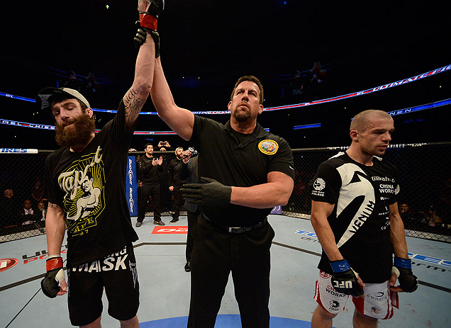 ANAHEIM, CA - 23 de fevereiro: Anton Kuivanen (corner azul) x Michael Chiesa (corner vermelho) na luta peso leve durante o UFC 157 no Honda Center (Foto de Donald Miralle/Zuffa LLC/Zuffa LLC via Getty Images) *** Legenda Local *** Michael Chiesa; Anton Kuivanen