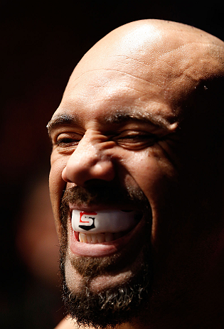 ANAHEIM, CA - 23 de fevereiro: Lavar Johnson (corner azul) x Brendan Schaub (corner vermelho) na luta peso pesado durante o UFC 157 no Honda Center (Foto de Josh Hedges/Zuffa LLC/Zuffa LLC via Getty Images) *** Legenda Local *** Brendan Schaub; Lavar Johnson