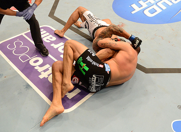 ANAHEIM, CA - 23 de fevereiro: Lavar Johnson (corner azul) x Brendan Schaub (corner vermelho) na luta peso pesado durante o UFC 157 no Honda Center (Foto de Donald Miralle/Zuffa LLC/Zuffa LLC via Getty Images) *** Legenda Local *** Brendan Schaub; Lavar Johnson