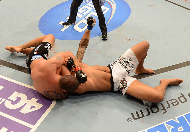 ANAHEIM, CA - 23 de fevereiro: Lavar Johnson (corner azul) x Brendan Schaub (corner vermelho) na luta peso pesado durante o UFC 157 no Honda Center (Foto de Donald Miralle/Zuffa LLC/Zuffa LLC via Getty Images) *** Legenda Local *** Brendan Schaub; Lavar Johnson