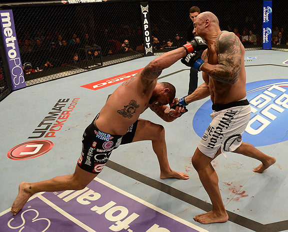 ANAHEIM, CA - 23 de fevereiro: Lavar Johnson (corner azul) x Brendan Schaub (corner vermelho) na luta peso pesado durante o UFC 157 no Honda Center (Foto de Donald Miralle/Zuffa LLC/Zuffa LLC via Getty Images) *** Legenda Local *** Brendan Schaub; Lavar Johnson
