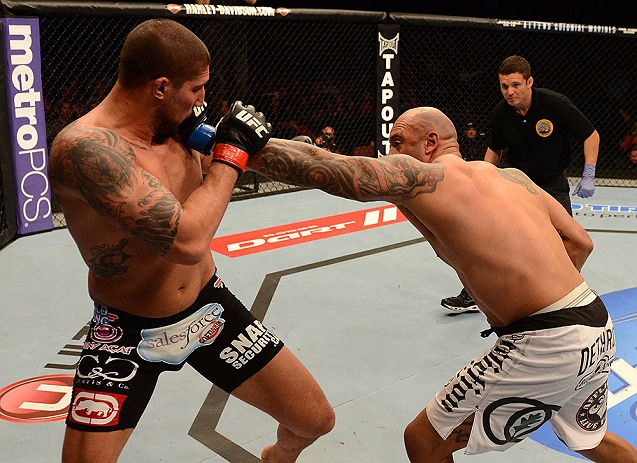 ANAHEIM, CA - 23 de fevereiro: Lavar Johnson (corner azul) x Brendan Schaub (corner vermelho) na luta peso pesado durante o UFC 157 no Honda Center (Foto de Donald Miralle/Zuffa LLC/Zuffa LLC via Getty Images) *** Legenda Local *** Brendan Schaub; Lavar Johnson