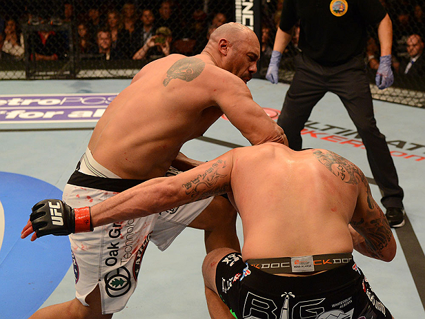 ANAHEIM, CA - 23 de fevereiro: Lavar Johnson (corner azul) x Brendan Schaub (corner vermelho) na luta peso pesado durante o UFC 157 no Honda Center (Foto de Donald Miralle/Zuffa LLC/Zuffa LLC via Getty Images) *** Legenda Local *** Brendan Schaub; Lavar Johnson