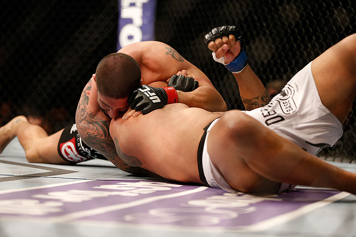 ANAHEIM, CA - 23 de fevereiro: Lavar Johnson (corner azul) x Brendan Schaub (corner vermelho) na luta peso pesado durante o UFC 157 no Honda Center (Foto de Josh Hedges/Zuffa LLC/Zuffa LLC via Getty Images) *** Legenda Local *** Brendan Schaub; Lavar Johnson