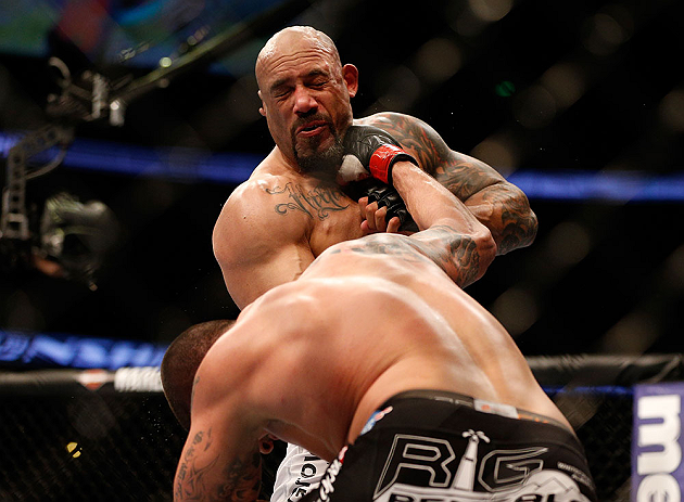 ANAHEIM, CA - 23 de fevereiro: Lavar Johnson (corner azul) x Brendan Schaub (corner vermelho) na luta peso pesado durante o UFC 157 no Honda Center (Foto de Josh Hedges/Zuffa LLC/Zuffa LLC via Getty Images) *** Legenda Local *** Brendan Schaub; Lavar Johnson