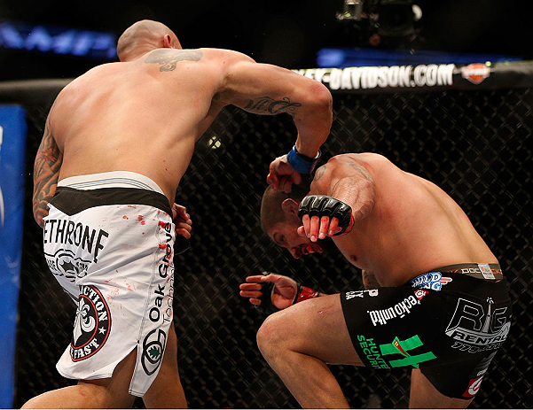 ANAHEIM, CA - 23 de fevereiro: Lavar Johnson (corner azul) x Brendan Schaub (corner vermelho) na luta peso pesado durante o UFC 157 no Honda Center (Foto de Josh Hedges/Zuffa LLC/Zuffa LLC via Getty Images) *** Legenda Local *** Brendan Schaub; Lavar Johnson