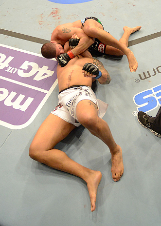 ANAHEIM, CA - 23 de fevereiro: Lavar Johnson (corner azul) x Brendan Schaub (corner vermelho) na luta peso pesado durante o UFC 157 no Honda Center (Foto de Donald Miralle/Zuffa LLC/Zuffa LLC via Getty Images) *** Legenda Local *** Brendan Schaub; Lavar Johnson