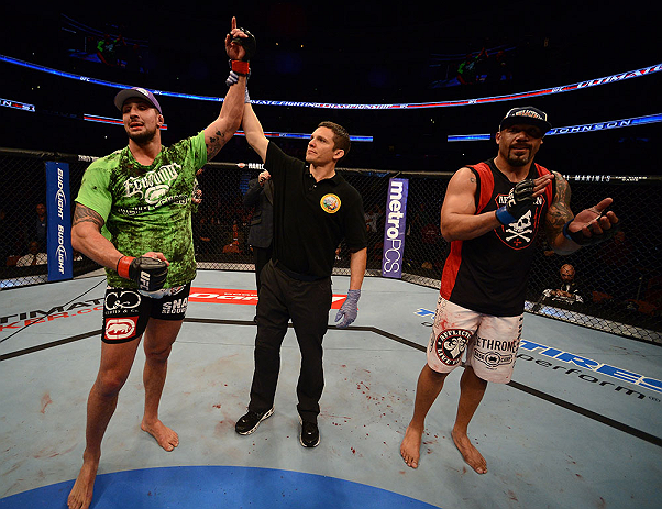 ANAHEIM, CA - 23 de fevereiro: Lavar Johnson (corner azul) x Brendan Schaub (corner vermelho) na luta peso pesado durante o UFC 157 no Honda Center (Foto de Donald Miralle/Zuffa LLC/Zuffa LLC via Getty Images) *** Legenda Local *** Brendan Schaub; Lavar Johnson