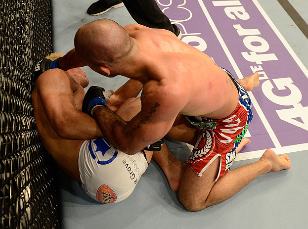 ANAHEIM, CA - 23 de fevereiro: Robbie Lawler (corner azul) x Josh Koscheck (corner vermelho) na luta meio-médio durante o UFC 157 no Honda Center (Foto de Donald Miralle/Zuffa LLC/Zuffa LLC via Getty Images) *** Legenda Local *** Josh Koscheck; Robbie Lawler