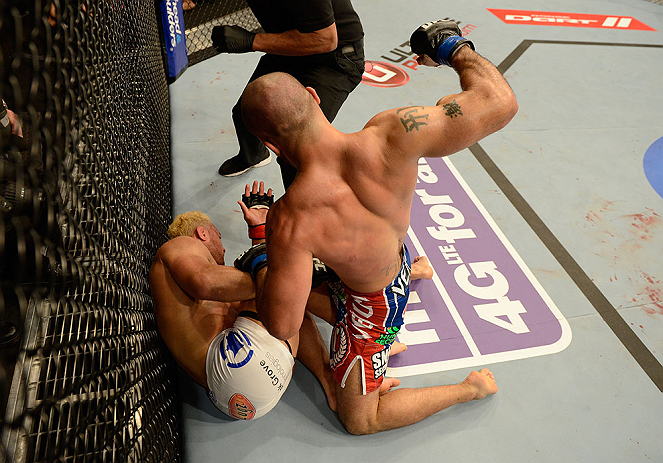 ANAHEIM, CA - 23 de fevereiro: Robbie Lawler (corner azul) x Josh Koscheck (corner vermelho) na luta meio-médio durante o UFC 157 no Honda Center (Foto de Donald Miralle/Zuffa LLC/Zuffa LLC via Getty Images) *** Legenda Local *** Josh Koscheck; Robbie Lawler
