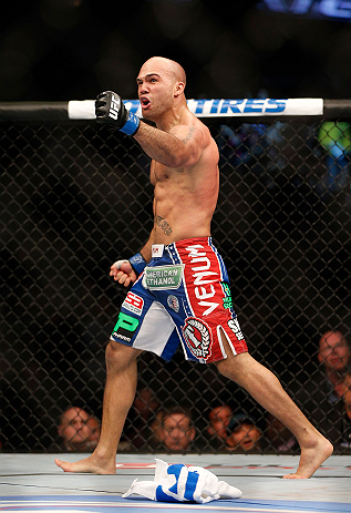 ANAHEIM, CA - 23 de fevereiro: Robbie Lawler (corner azul) x Josh Koscheck (corner vermelho) na luta meio-médio durante o UFC 157 no Honda Center (Foto de Josh Hedges/Zuffa LLC/Zuffa LLC via Getty Images) *** Legenda Local *** Josh Koscheck; Robbie Lawler
