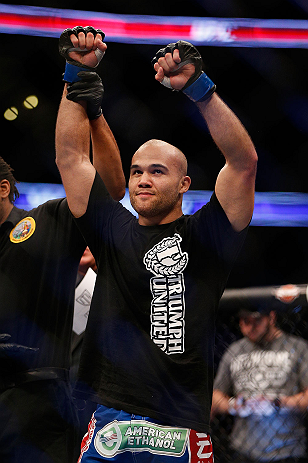 ANAHEIM, CA - 23 de fevereiro: Robbie Lawler (corner azul) x Josh Koscheck (corner vermelho) na luta meio-médio durante o UFC 157 no Honda Center (Foto de Josh Hedges/Zuffa LLC/Zuffa LLC via Getty Images) *** Legenda Local *** Josh Koscheck; Robbie Lawler