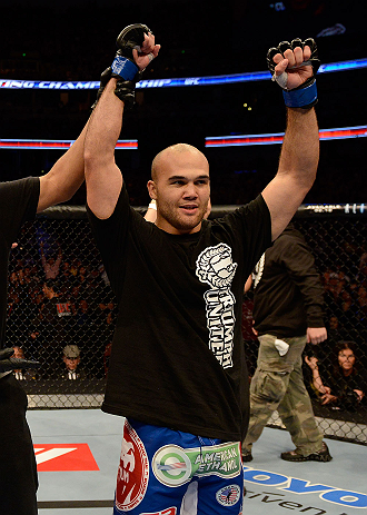 ANAHEIM, CA - 23 de fevereiro: Robbie Lawler (corner azul) x Josh Koscheck (corner vermelho) na luta meio-médio durante o UFC 157 no Honda Center (Foto de Donald Miralle/Zuffa LLC/Zuffa LLC via Getty Images) *** Legenda Local *** Josh Koscheck; Robbie Lawler