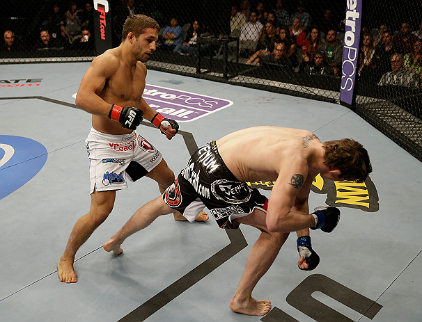 Mendes lands a big blow against Darren Elkins Mendes lands a big blow against Darren Elkins