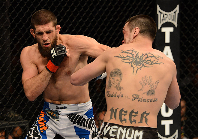 ANAHEIM, CA - 23 de fevereiro: Josh Neer (corner azul) x Court McGee (corner vermelho) na luta meio-médio durante o UFC 157 no Honda Center (Foto de Donald Miralle/Zuffa LLC/Zuffa LLC via Getty Images) *** Legenda Local *** Court McGee; Josh Neer