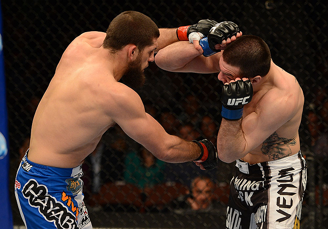 ANAHEIM, CA - 23 de fevereiro: Josh Neer (corner azul) x Court McGee (corner vermelho) na luta meio-médio durante o UFC 157 no Honda Center (Foto de Donald Miralle/Zuffa LLC/Zuffa LLC via Getty Images) *** Legenda Local *** Court McGee; Josh Neer