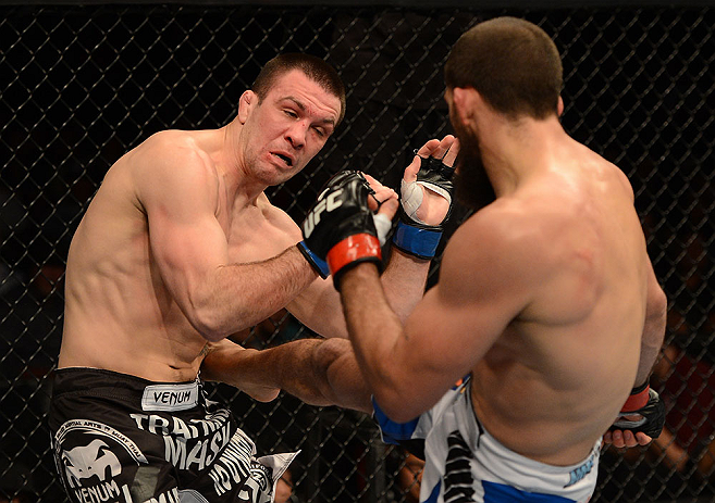 ANAHEIM, CA - 23 de fevereiro: Josh Neer (corner azul) x Court McGee (corner vermelho) na luta meio-médio durante o UFC 157 no Honda Center (Foto de Donald Miralle/Zuffa LLC/Zuffa LLC via Getty Images) *** Legenda Local *** Court McGee; Josh Neer