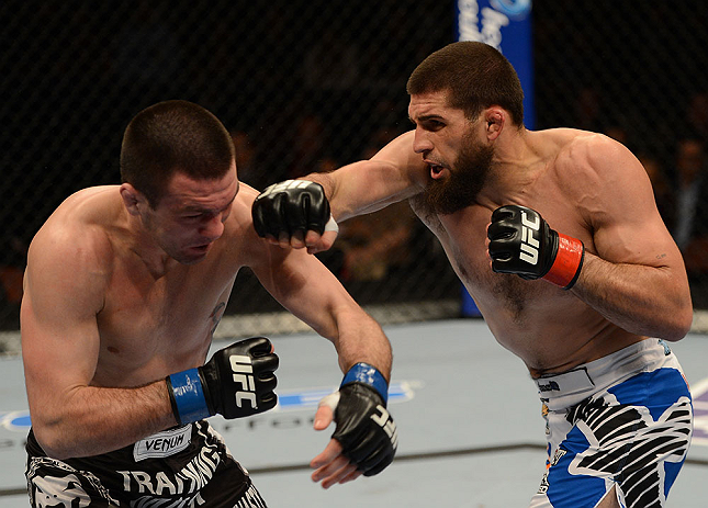 ANAHEIM, CA - 23 de fevereiro: Josh Neer (corner azul) x Court McGee (corner vermelho) na luta meio-médio durante o UFC 157 no Honda Center (Foto de Donald Miralle/Zuffa LLC/Zuffa LLC via Getty Images) *** Legenda Local *** Court McGee; Josh Neer