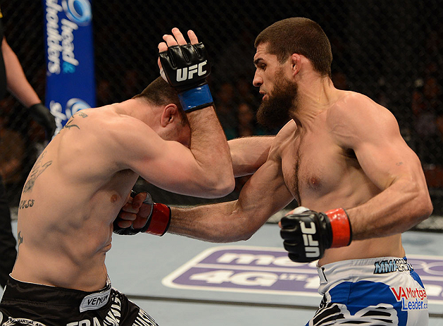 ANAHEIM, CA - 23 de fevereiro: Josh Neer (corner azul) x Court McGee (corner vermelho) na luta meio-médio durante o UFC 157 no Honda Center (Foto de Donald Miralle/Zuffa LLC/Zuffa LLC via Getty Images) *** Legenda Local *** Court McGee; Josh Neer