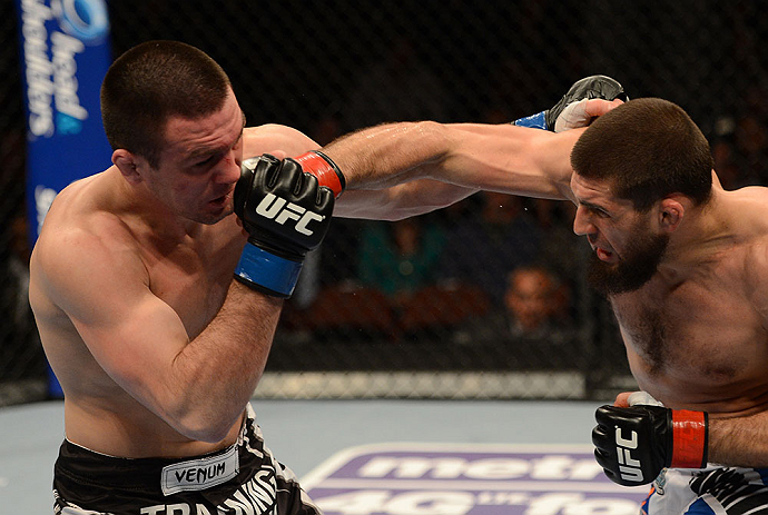 ANAHEIM, CA - 23 de fevereiro: Josh Neer (corner azul) x Court McGee (corner vermelho) na luta meio-médio durante o UFC 157 no Honda Center (Foto de Donald Miralle/Zuffa LLC/Zuffa LLC via Getty Images) *** Legenda Local *** Court McGee; Josh Neer