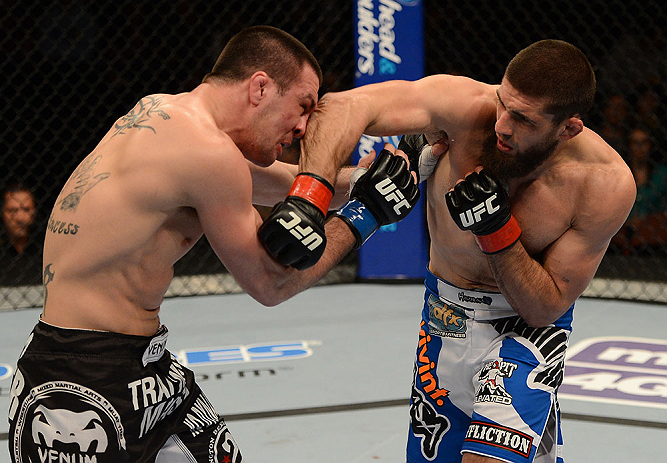 ANAHEIM, CA - 23 de fevereiro: Josh Neer (corner azul) x Court McGee (corner vermelho) na luta meio-médio durante o UFC 157 no Honda Center (Foto de Donald Miralle/Zuffa LLC/Zuffa LLC via Getty Images) *** Legenda Local *** Court McGee; Josh Neer