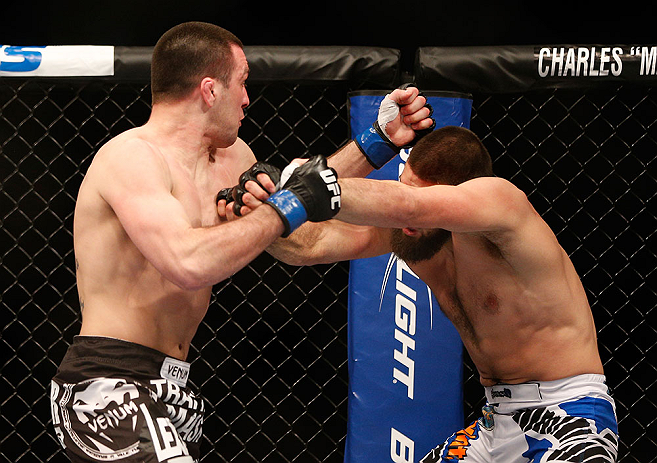 ANAHEIM, CA - 23 de fevereiro: Josh Neer (corner azul) x Court McGee (corner vermelho) na luta meio-médio durante o UFC 157 no Honda Center (Foto de Josh Hedges/Zuffa LLC/Zuffa LLC via Getty Images) *** Legenda Local *** Court McGee; Josh Neer