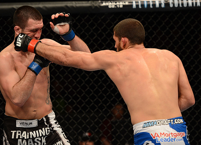 ANAHEIM, CA - 23 de fevereiro: Josh Neer (corner azul) x Court McGee (corner vermelho) na luta meio-médio durante o UFC 157 no Honda Center (Foto de Donald Miralle/Zuffa LLC/Zuffa LLC via Getty Images) *** Legenda Local *** Court McGee; Josh Neer