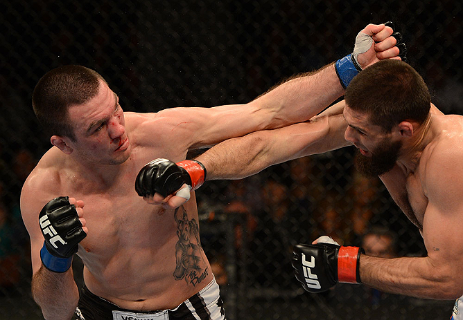ANAHEIM, CA - 23 de fevereiro: Josh Neer (corner azul) x Court McGee (corner vermelho) na luta meio-médio durante o UFC 157 no Honda Center (Foto de Donald Miralle/Zuffa LLC/Zuffa LLC via Getty Images) *** Legenda Local *** Court McGee; Josh Neer