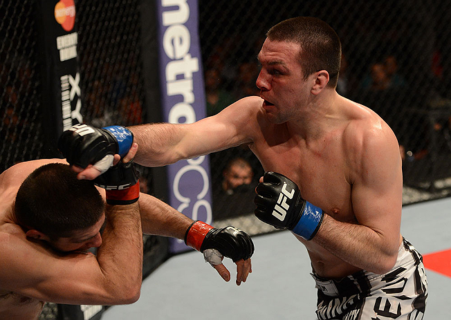 ANAHEIM, CA - 23 de fevereiro: Josh Neer (corner azul) x Court McGee (corner vermelho) na luta meio-médio durante o UFC 157 no Honda Center (Foto de Donald Miralle/Zuffa LLC/Zuffa LLC via Getty Images) *** Legenda Local *** Court McGee; Josh Neer
