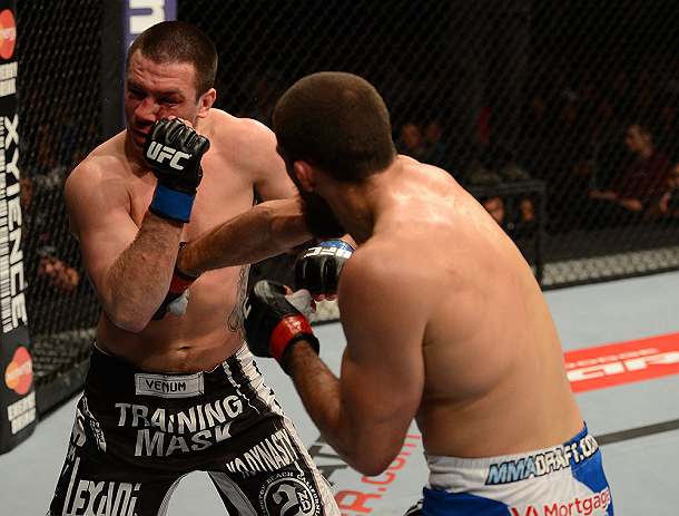 ANAHEIM, CA - 23 de fevereiro: Josh Neer (corner azul) x Court McGee (corner vermelho) na luta meio-médio durante o UFC 157 no Honda Center (Foto de Donald Miralle/Zuffa LLC/Zuffa LLC via Getty Images) *** Legenda Local *** Court McGee; Josh Neer