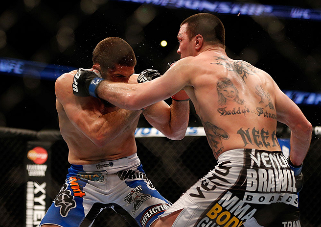 ANAHEIM, CA - 23 de fevereiro: Josh Neer (corner azul) x Court McGee (corner vermelho) na luta meio-médio durante o UFC 157 no Honda Center (Foto de Josh Hedges/Zuffa LLC/Zuffa LLC via Getty Images) *** Legenda Local *** Court McGee; Josh Neer