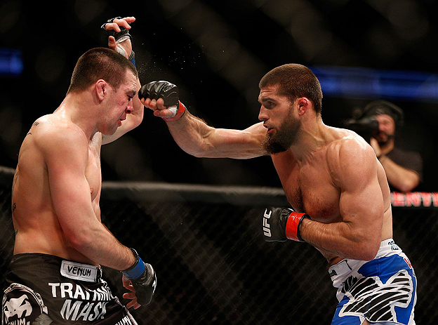 ANAHEIM, CA - 23 de fevereiro: Josh Neer (corner azul) x Court McGee (corner vermelho) na luta meio-médio durante o UFC 157 no Honda Center (Foto de Josh Hedges/Zuffa LLC/Zuffa LLC via Getty Images) *** Legenda Local *** Court McGee; Josh Neer