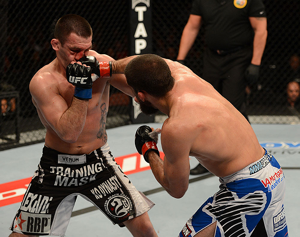 ANAHEIM, CA - 23 de fevereiro: Josh Neer (corner azul) x Court McGee (corner vermelho) na luta meio-médio durante o UFC 157 no Honda Center (Foto de Donald Miralle/Zuffa LLC/Zuffa LLC via Getty Images) *** Legenda Local *** Court McGee; Josh Neer