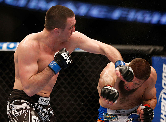 ANAHEIM, CA - 23 de fevereiro: Josh Neer (corner azul) x Court McGee (corner vermelho) na luta meio-médio durante o UFC 157 no Honda Center (Foto de Josh Hedges/Zuffa LLC/Zuffa LLC via Getty Images) *** Legenda Local *** Court McGee; Josh Neer