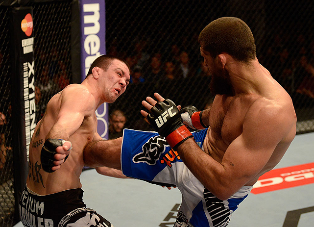 ANAHEIM, CA - 23 de fevereiro: Josh Neer (corner azul) x Court McGee (corner vermelho) na luta meio-médio durante o UFC 157 no Honda Center (Foto de Donald Miralle/Zuffa LLC/Zuffa LLC via Getty Images) *** Legenda Local *** Court McGee; Josh Neer